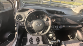 Photo du poste de conduite d'une Toyota Yaris