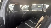 Photo prise depuis le siège arrière de l'intérieur d'une Dacia Sandero